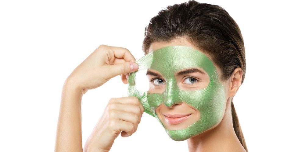 Benefici della maschera peel-off per la bellezza del viso e come usarla