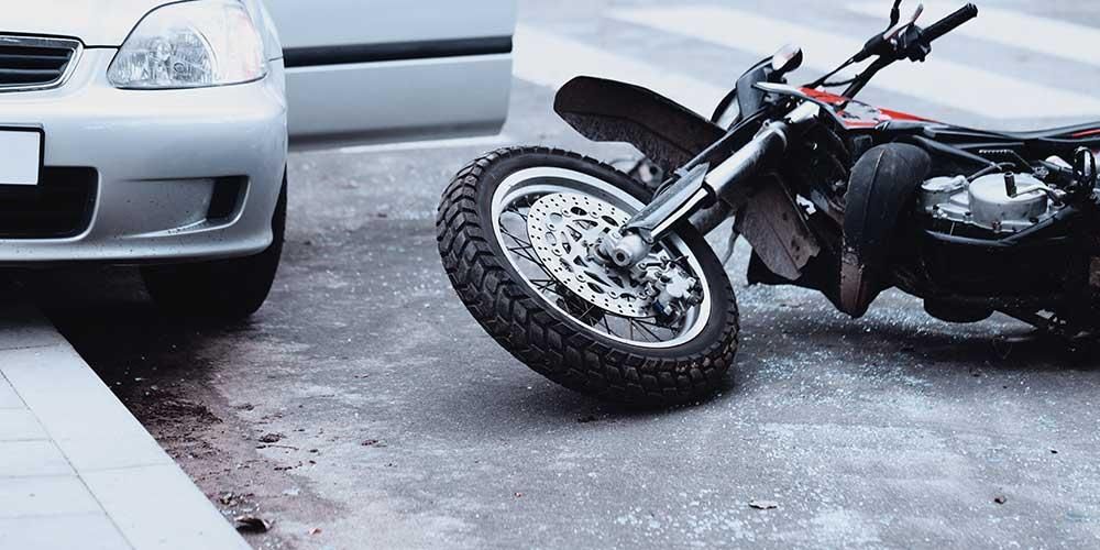 Падането от мотоциклет причинява нараняване? Това е направена първа помощ