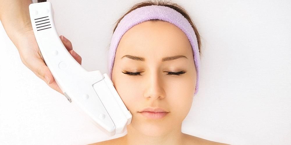 10 vantaggi dei laser facciali, tipi ed effetti collaterali per la pelle