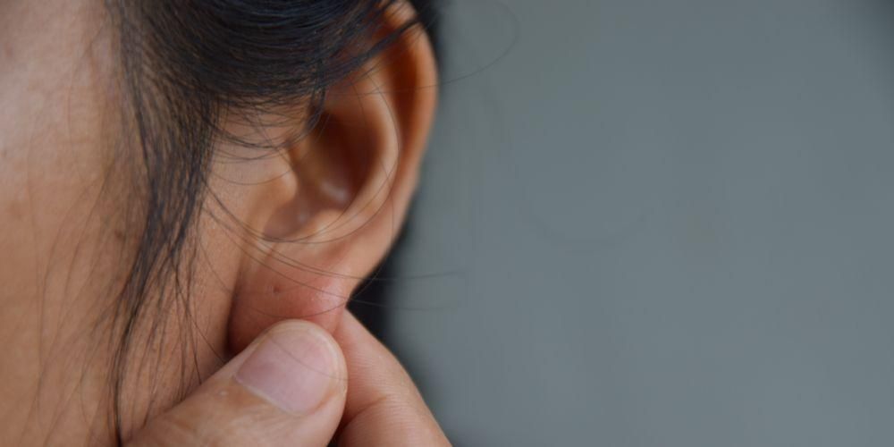 هل لديك بثور على الأذنين؟ هذه 7 أسباب وكيفية التخلص منها