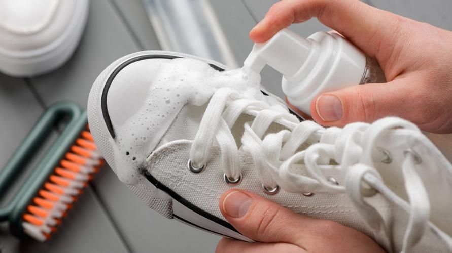 Ayaklarınızın kokusuz olması için ayakkabıları evde nasıl düzgün bir şekilde yıkayacağınız aşağıda açıklanmıştır