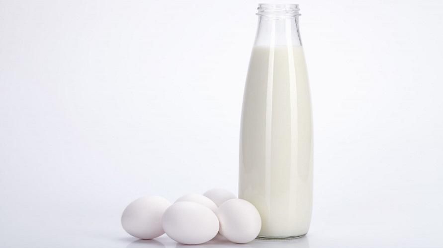 ألقِ نظرة خاطفة على فوائد بياض البيض وماسك الحليب لتجميل البشرة
