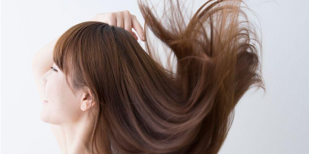 11 semplici modi per lisciare i capelli in modo naturale a casa