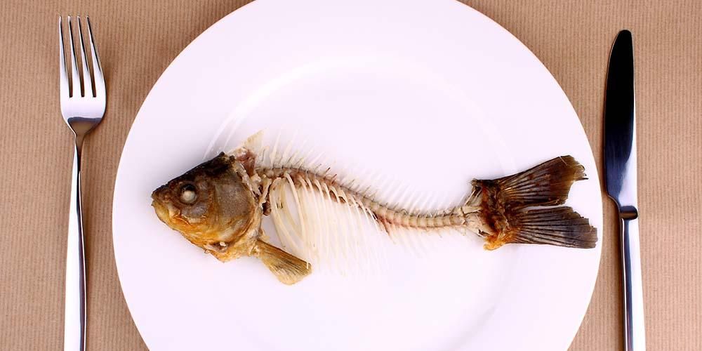 7 modi per sbarazzarsi delle spine di pesce incastrate nella gola