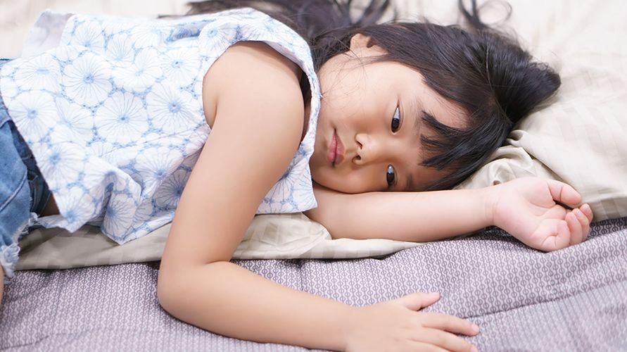 風邪による子供たちの嘔吐を克服する4つの方法、親は知っておく必要があります