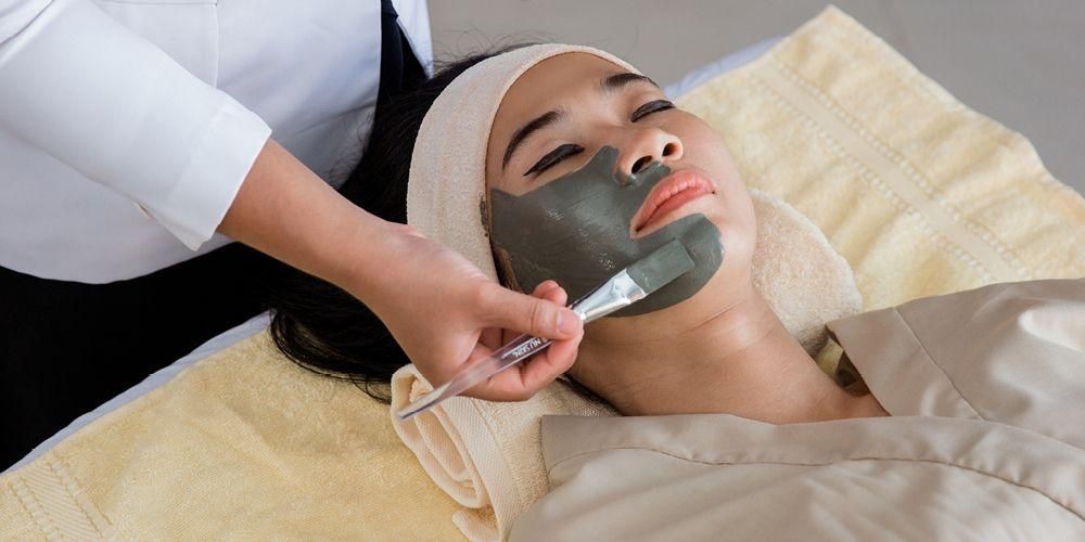 自然な治療から医療まで顔のしわを取り除く15の方法