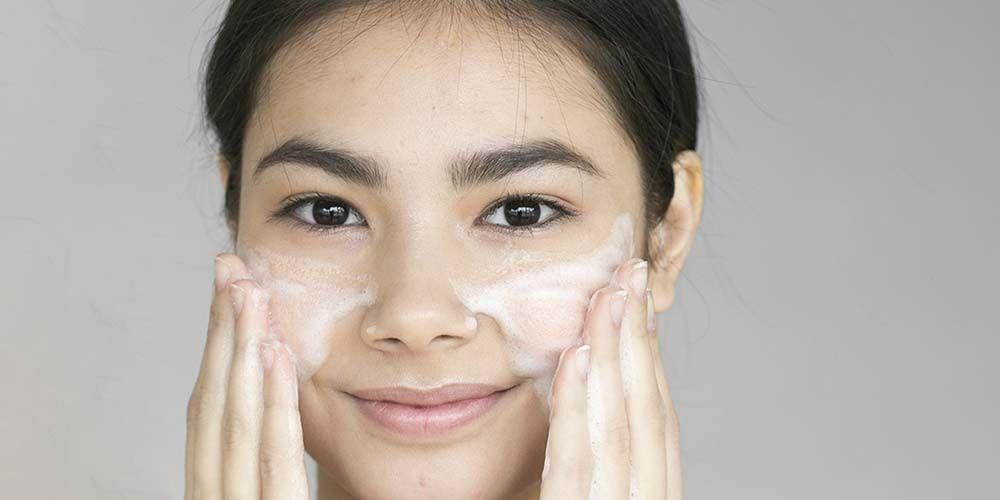 7 начина да изберете измиване за лице за суха кожа и да изберете правилните съставки