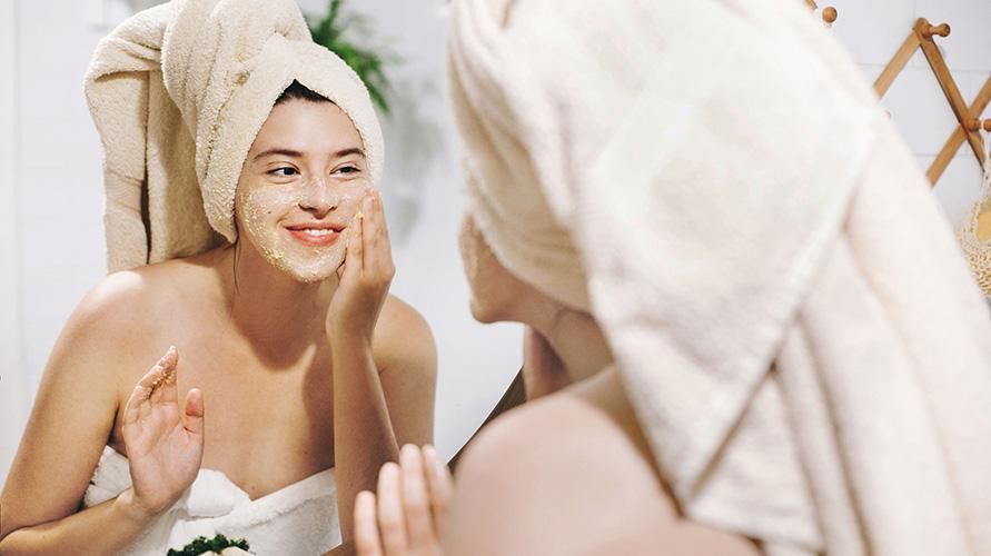 あなたの顔を白くし、にきびを取り除くために自然なマスクを作る方法