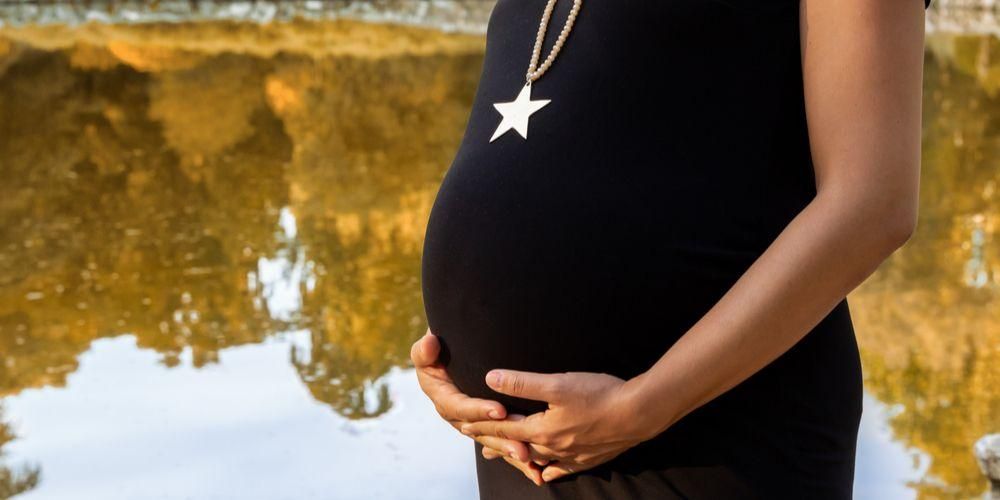 生後8ヶ月の子宮内の健康な赤ちゃんの特徴は何ですか？