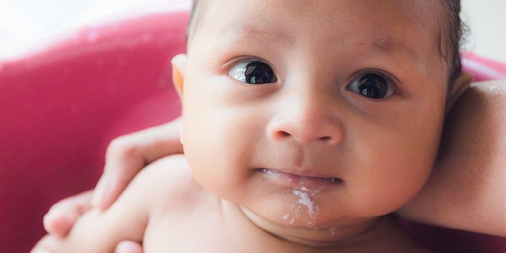 赤ちゃんの嘔吐を克服するための効果的かつ効果的な方法を認識する