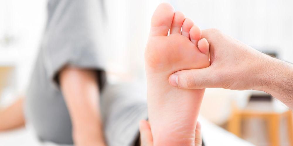 12 cause di piedi caldi a cui prestare attenzione
