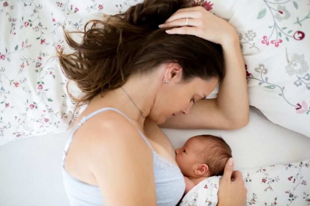هل تريدين الإرضاع أثناء النوم أو الاستلقاء؟ الأم تحتاج إلى الاهتمام بهذا أولاً