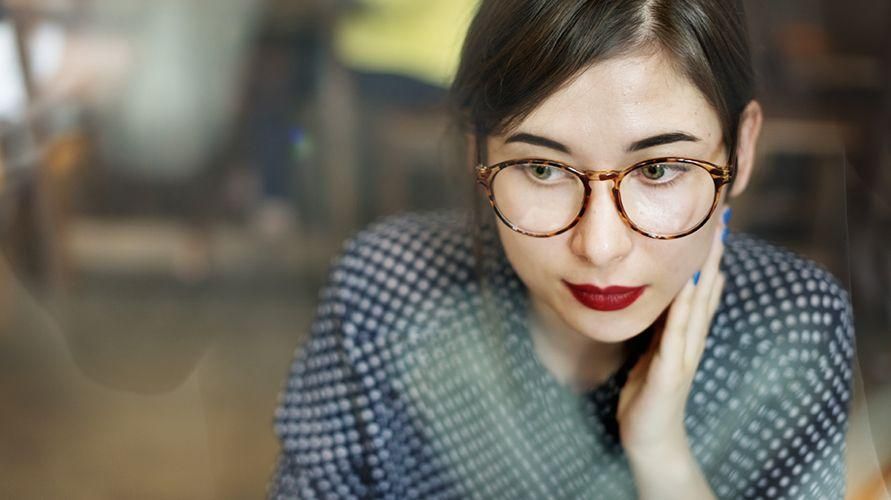 Gli occhi negativi possono essere curati con occhiali con lenti specifiche?