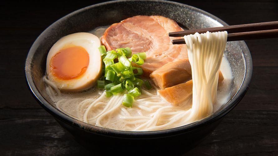 الرامن هو حساء المعكرونة على الطريقة اليابانية ، ما هي أنواعها؟