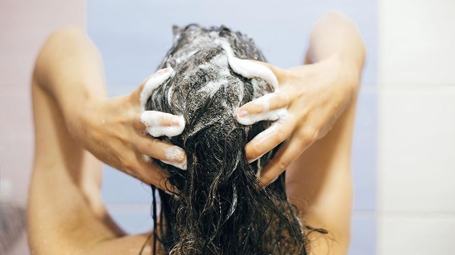 هل يمكنك غسل شعرك أثناء الحيض؟ ها هي الحقيقة
