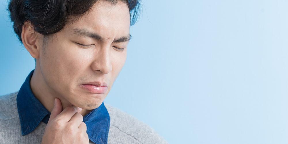 口や舌だけでなく、喉にも潰瘍性の痛みが現れることがあります