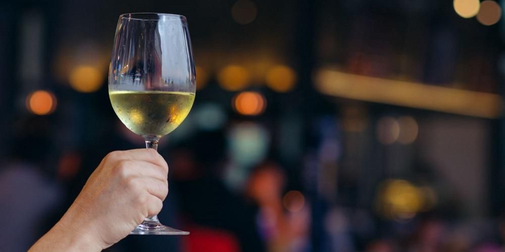 Очевидно пиенето на бяло вино, наречено бяло вино, е полезно за здравето