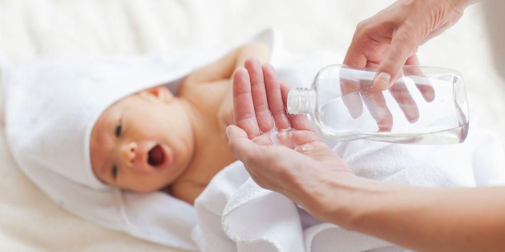 Запознайте се с предимствата на бебешкото масло за бебета, от масаж до обрив от пелени