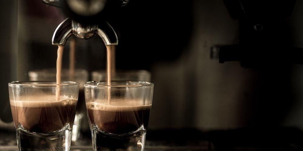 هل تحتوي القهوة حقًا على مواد مسببة للإدمان؟ هذا هو التفسير