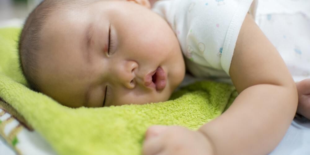 赤ちゃんの息は喉の粘液の兆候をうめきます、いつ心配するのですか？