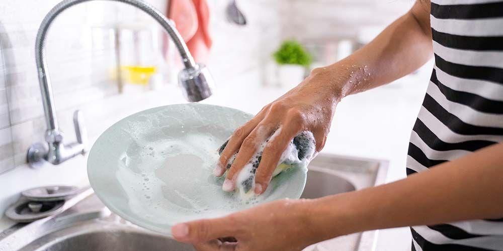 أسباب الحساسية من صابون الأطباق وكيفية التغلب عليها