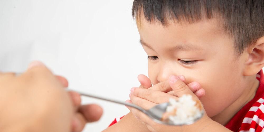 Едногодишното дете има затруднения с храненето, нормална фаза, която тревожи родителите