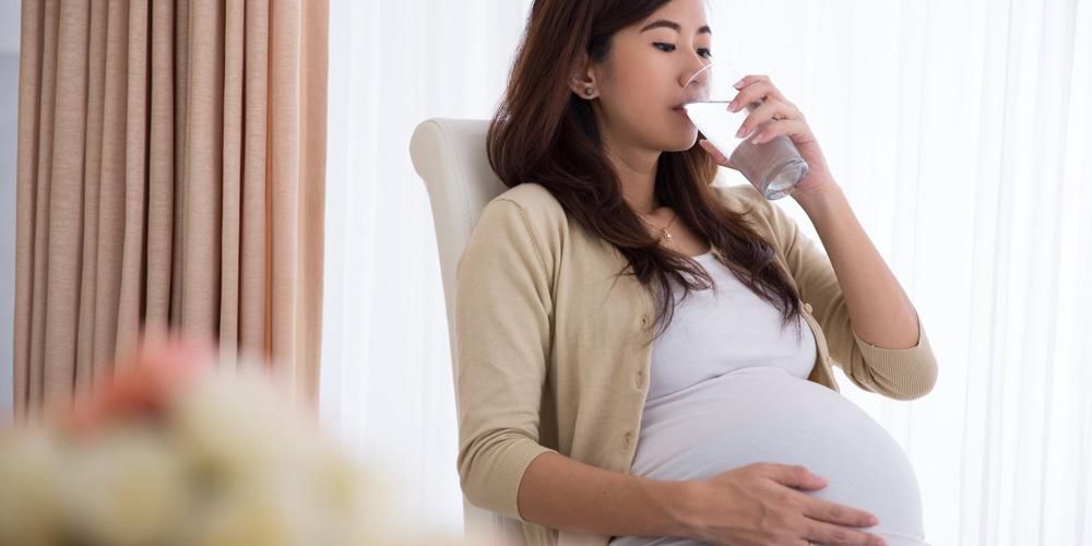 妊娠中の女性は氷を飲むことができますか？これらは考慮する必要がある危険と利益です