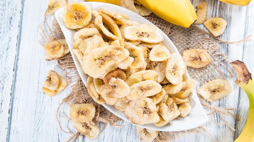 Le chips di banana possono essere un'alternativa salutare per uno spuntino, ecco come prepararlo