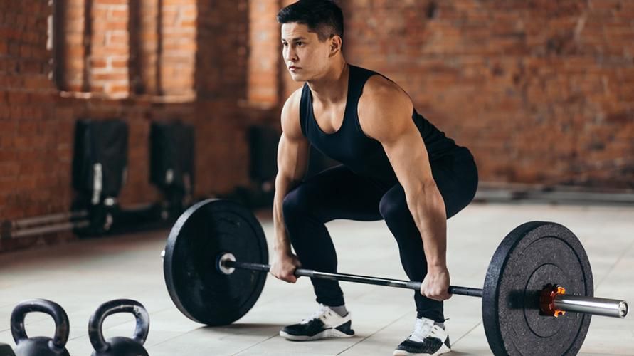 Deadlift è un esercizio di sollevamento pesi per costruire la postura, come si fa?