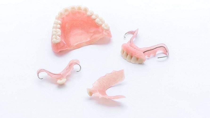 كيفية العناية بأطقم الأسنان حتى لا تتلف بسهولة