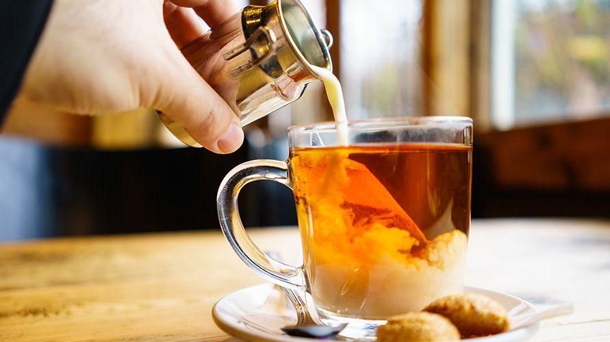 لا تكن لذيذاً فحسب ، بل اعرف تأثير شرب الشاي بالحليب في كثير من الأحيان على الصحة