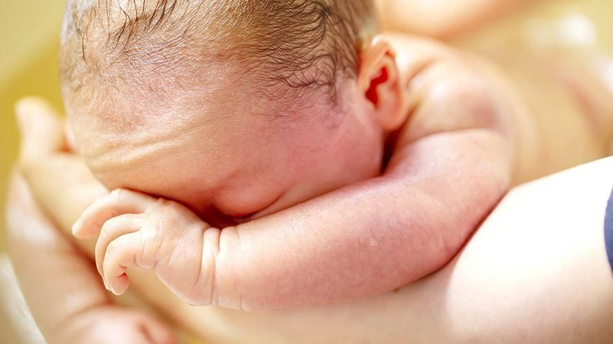 Разпознайте причините за подутини по главата на новородено бебе