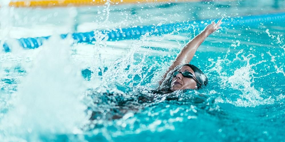 Benefici del nuoto a dorso e la tecnica giusta per farlo