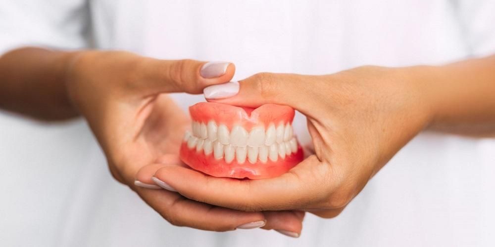 تركيب أطقم الأسنان بدون اقتلاع جذور الأسنان هل ممكن؟