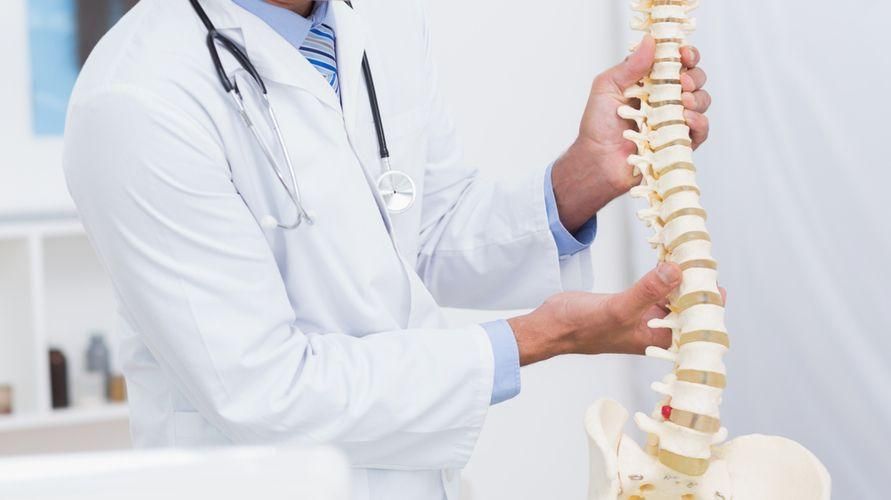 التعرف على دور أطباء العظام وأخصائيي أمراض العظام