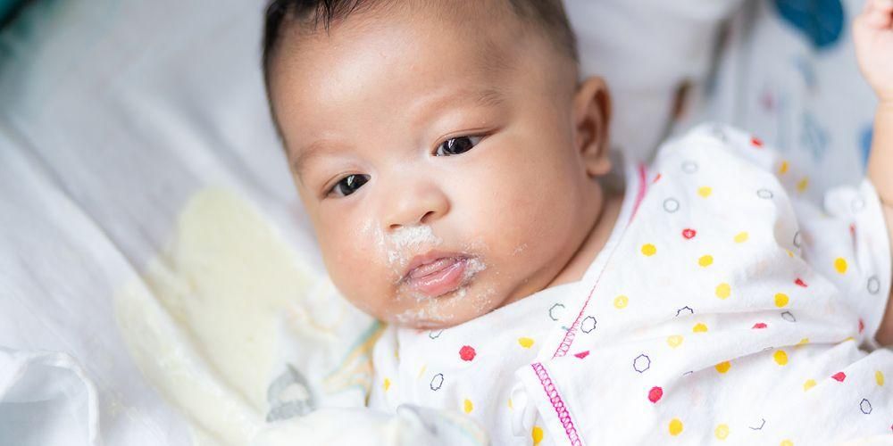 Причини и начини за предотвратяване на повръщането на бебетата след пиене на кърма