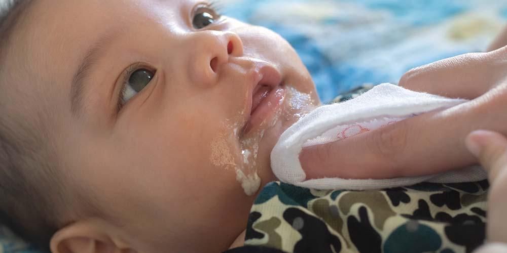 สาเหตุที่ทำให้ทารกถ่มน้ำลายหลังจากให้นมลูกและวิธีเอาชนะมันอย่างถูกวิธี
