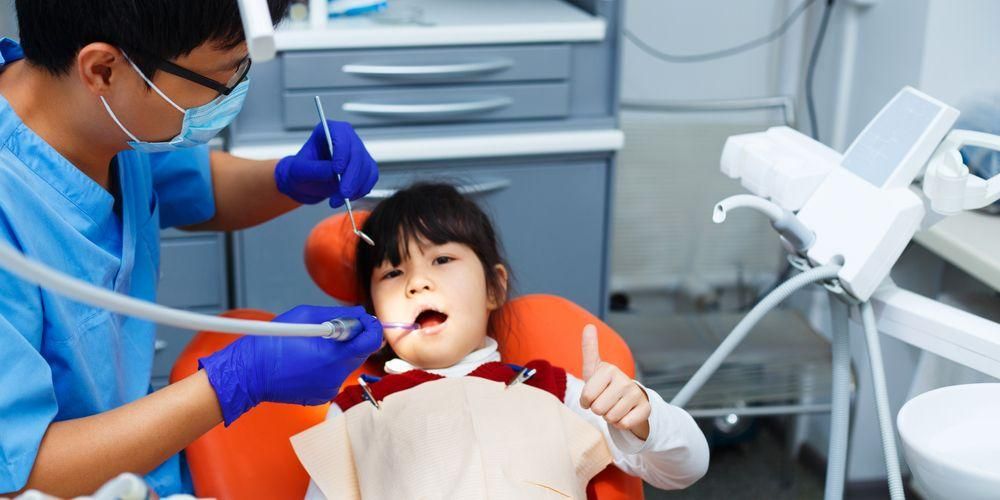 ما هو الفرق بين طبيب أسنان الأطفال وطبيب الأسنان العام؟