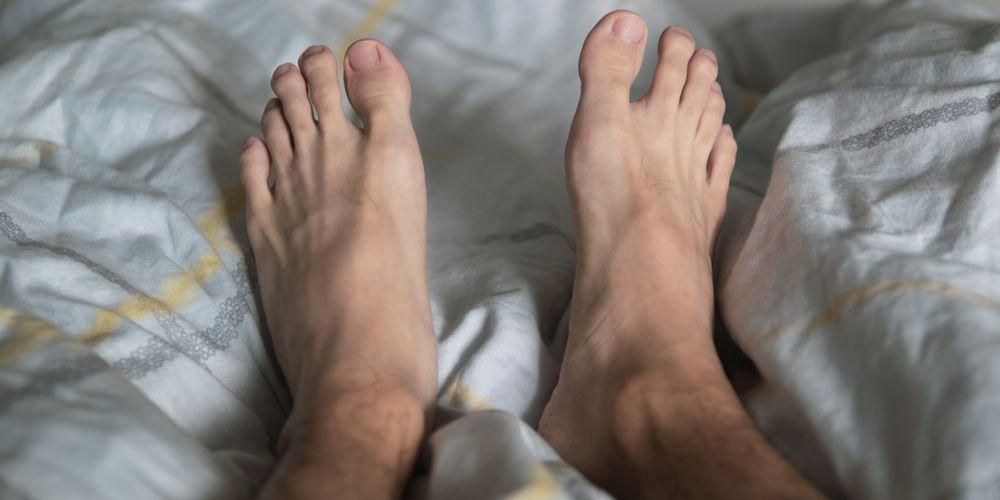 متلازمة تململ الساقين ، تسبب وراء تحريك القدمين دون وعي