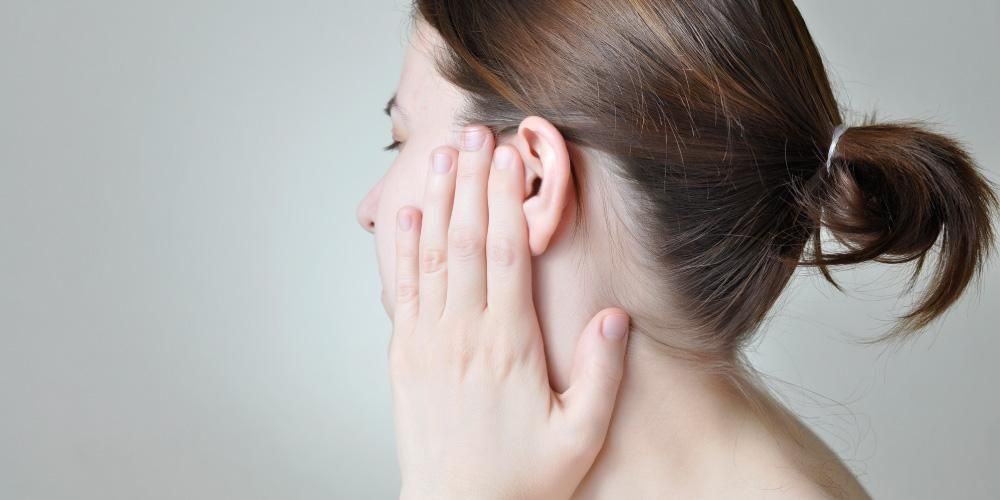 Il dolore all'orecchio può essere un segno di malattia, ecco come affrontarlo