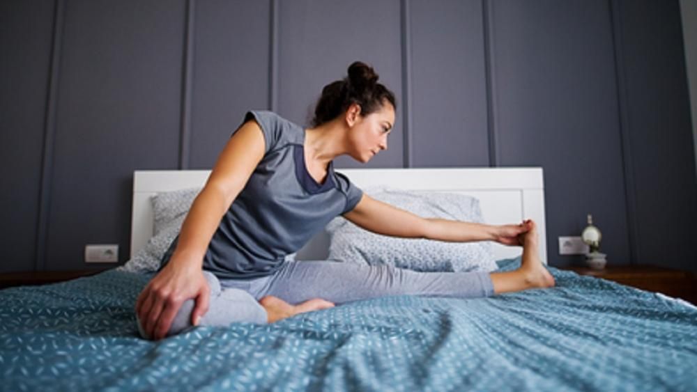 9 حركات اليوجا قبل النوم وفوائدها للصحة