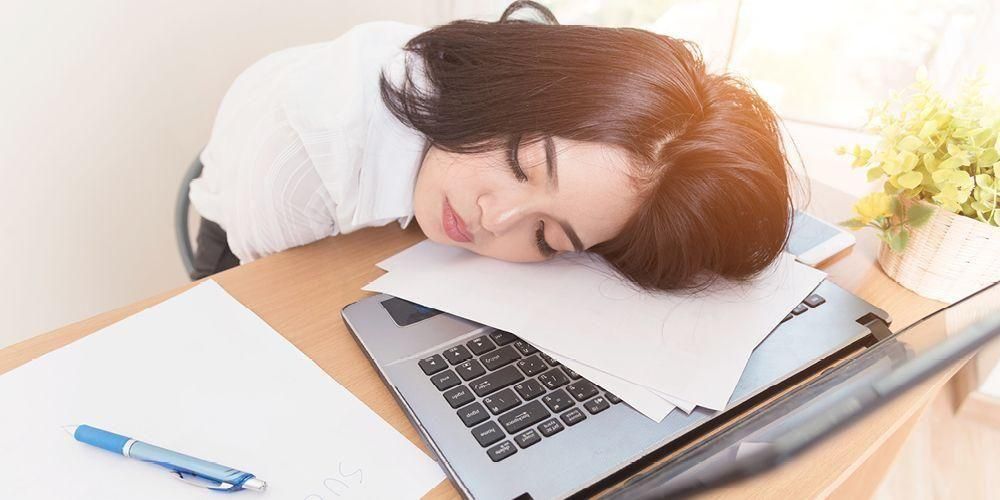 15 modi per sbarazzarsi della sonnolenza al lavoro