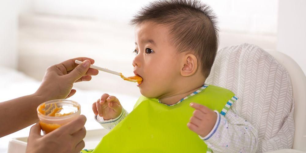 赤ちゃんが空腹で餌をやりたいという兆候、どのように伝えるか？
