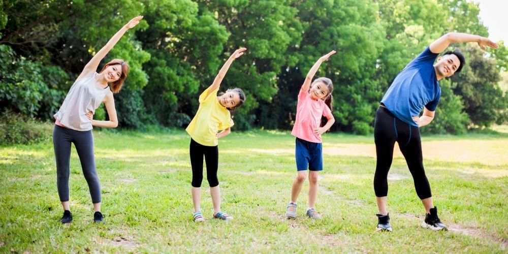 Movimenti di ginnastica sani e felici che puoi fare a casa