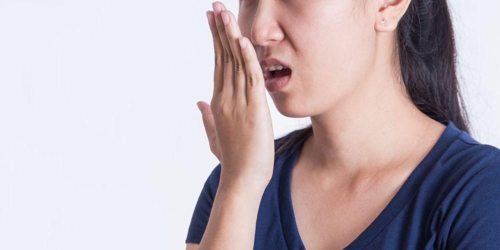 كيفية التغلب على رائحة الفم الكريهة المزمنة