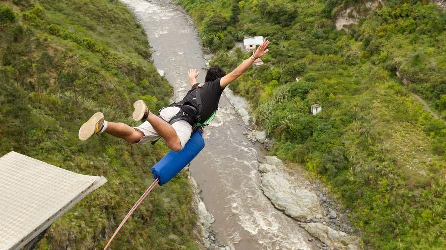 Запознайте се с Bungee Jumping, екстремен спорт, който задейства адреналина