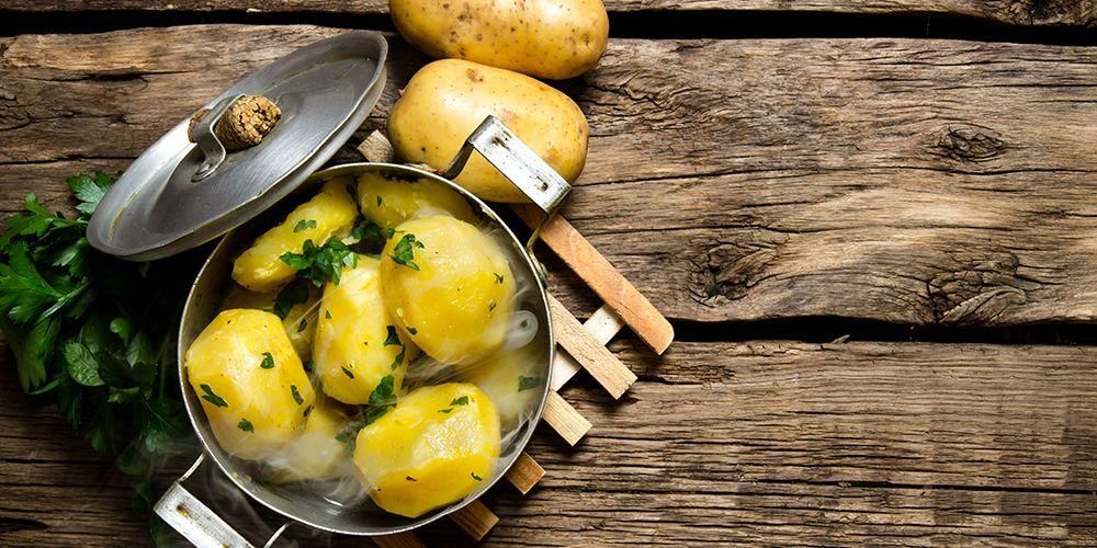 كيفية سلق البطاطس حتى لا تفقد العناصر الغذائية
