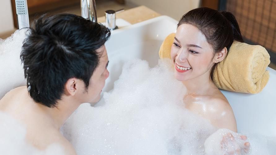 Различни ползи от къпането с партньор, включително да бъдеш разнообразие от любов