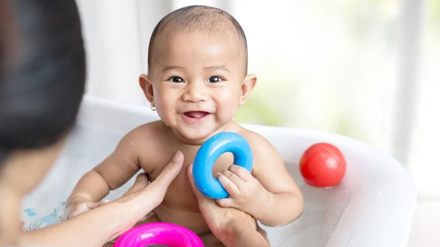 Bilakah masa mandi yang baik untuk bayi sehingga mereka tidak rewel kerana selsema?