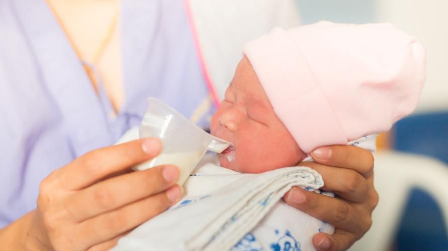 Pengumpan Cawan Bayi: Betul Lebih Baik Dari Botol? (Plus Tahu Cara Menggunakannya)